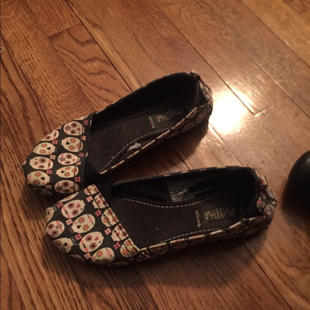Skull slip on flats